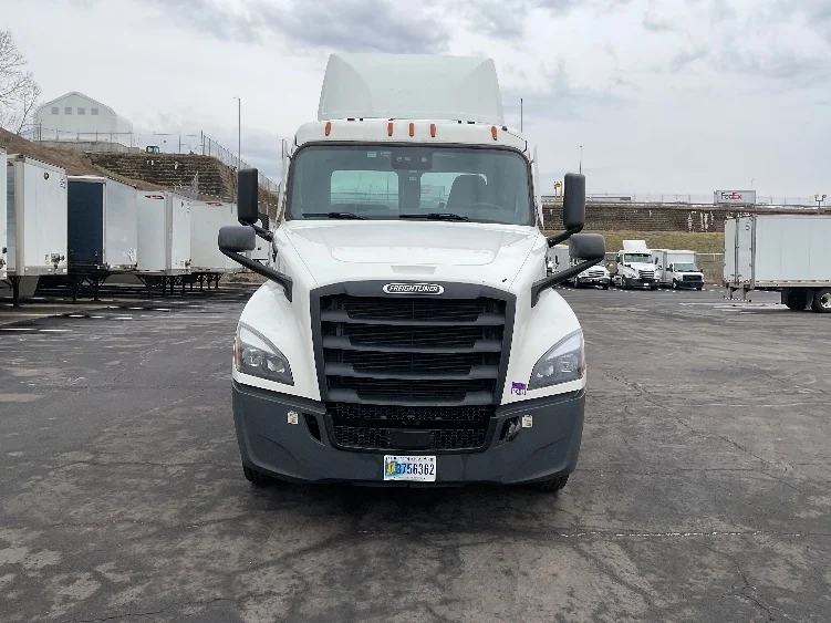 2021 Freightliner Cascadia - image 2