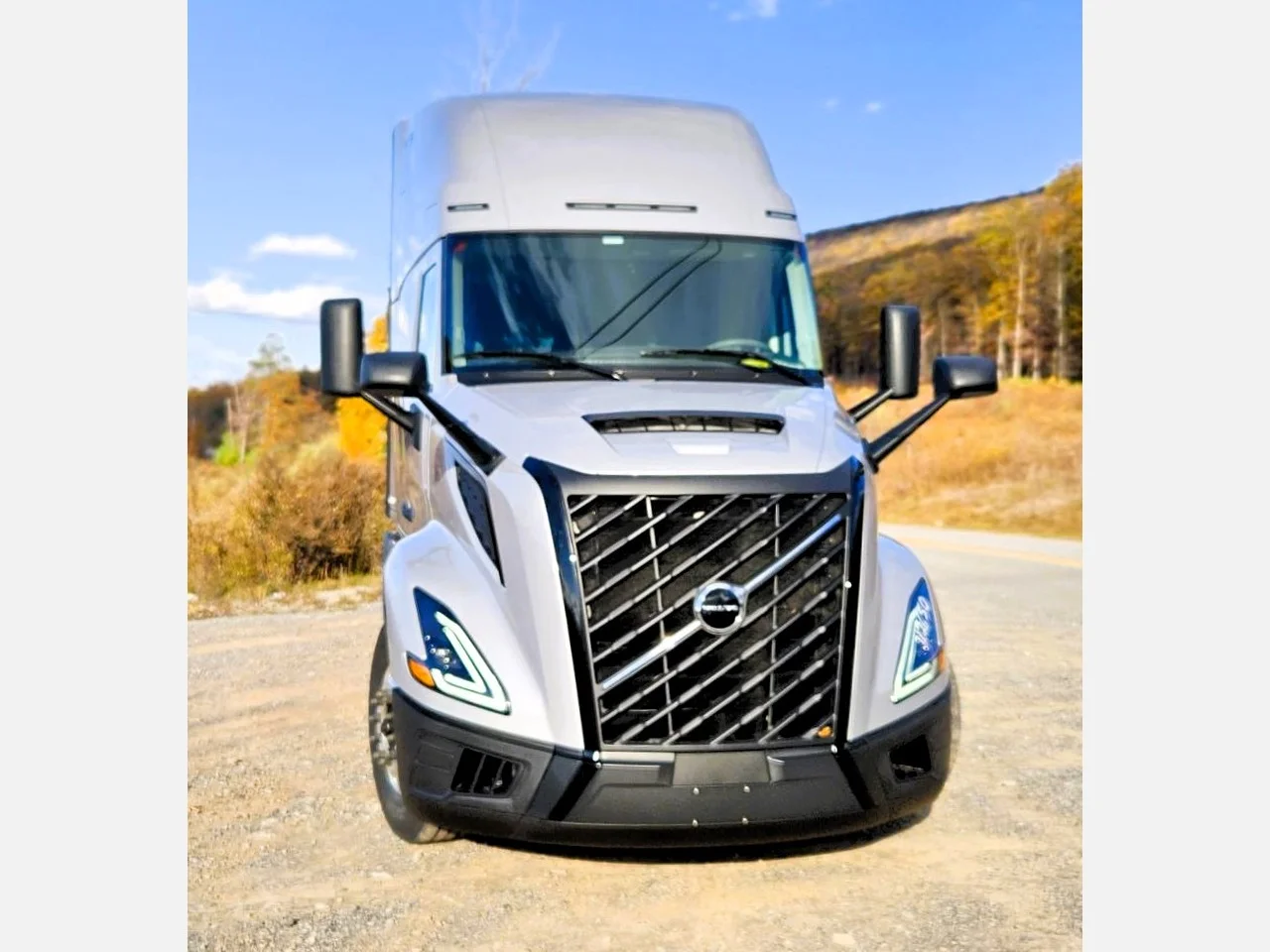 2026 Volvo VNL 860 in Altoona, PA — photo 2