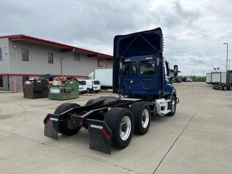 2021 Freightliner Cascadia in Walton, KY — photo 4