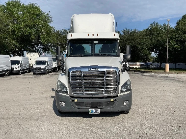 2020 Freightliner Cascadia in Tampa, FL — photo 2