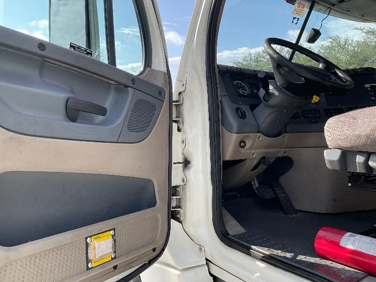 2020 Freightliner Cascadia in Tampa, FL — photo 9
