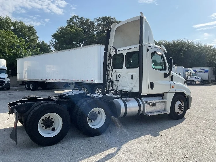 2020 Freightliner Cascadia in Tampa, FL — photo 7