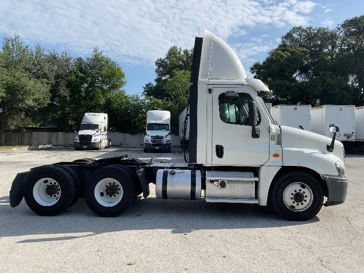 2020 Freightliner Cascadia in Tampa, FL — photo 8