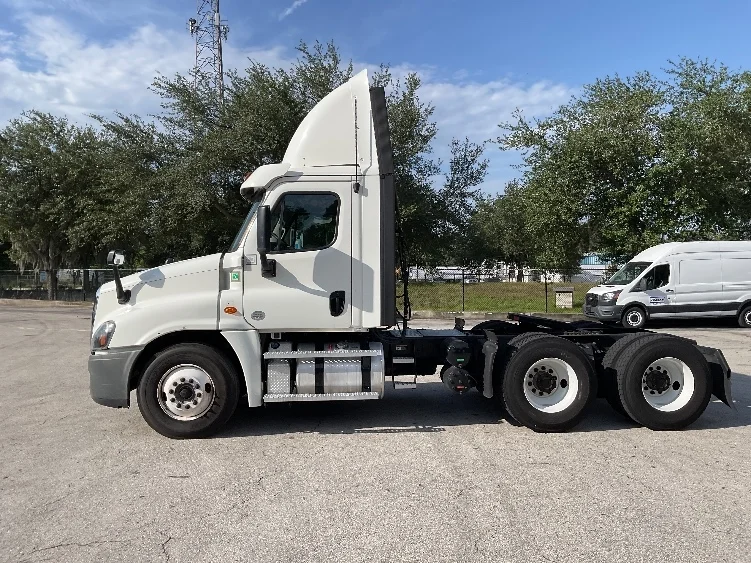 2020 Freightliner Cascadia in Tampa, FL — photo 4