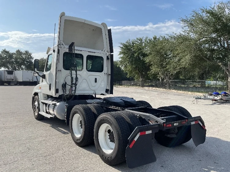 2020 Freightliner Cascadia in Tampa, FL — photo 5