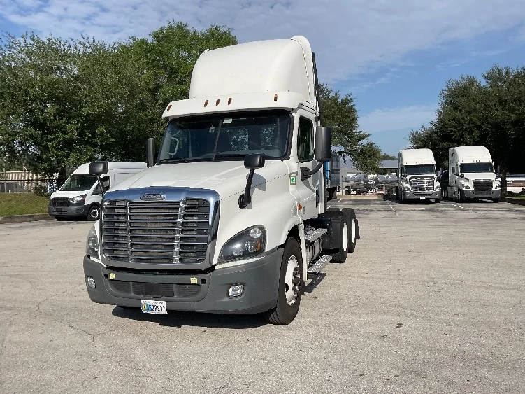 2020 Freightliner Cascadia in Tampa, FL — photo 3