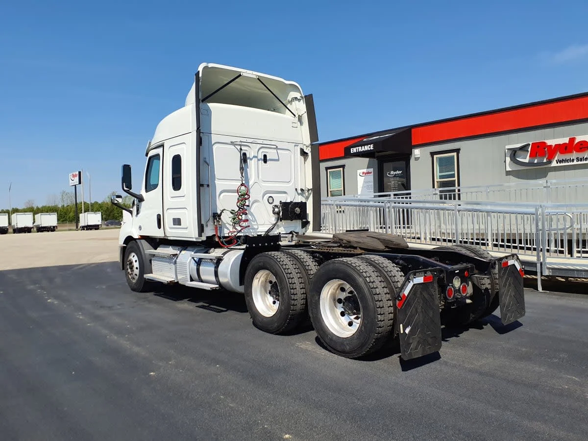 2020 Freightliner Cascadia in Clarksville, IN — photo 6
