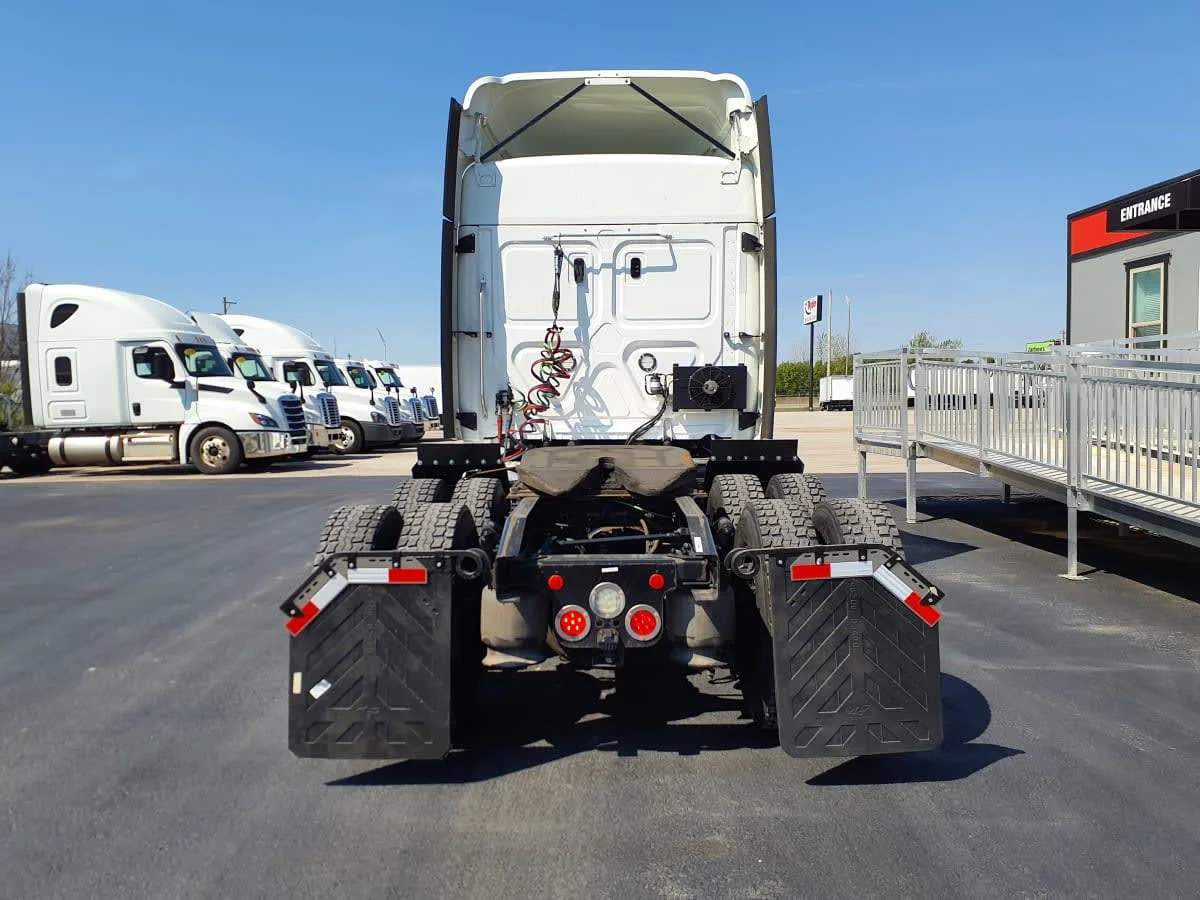 2020 Freightliner Cascadia in Clarksville, IN — photo 5