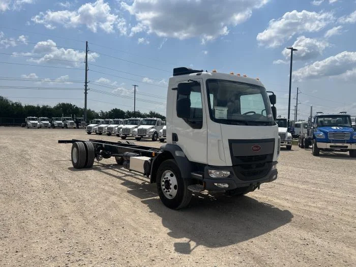 2025 Peterbilt 220EV — photo 4