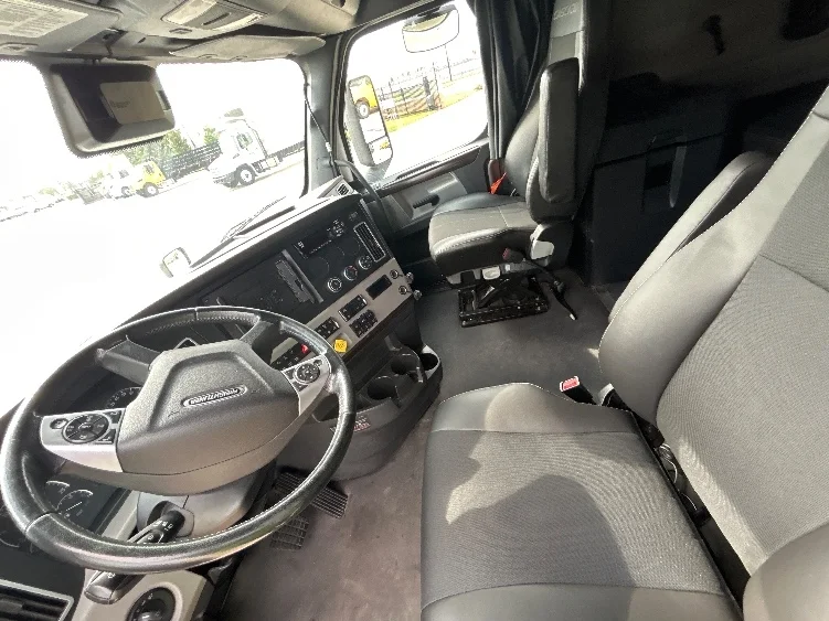 2021 Freightliner Cascadia in Dallas, TX — photo 10