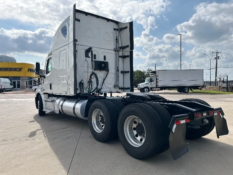 2021 Freightliner Cascadia in Dallas, TX — photo 5