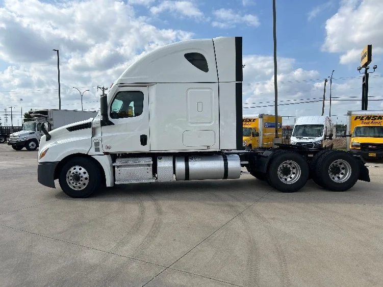 2021 Freightliner Cascadia in Dallas, TX — photo 4