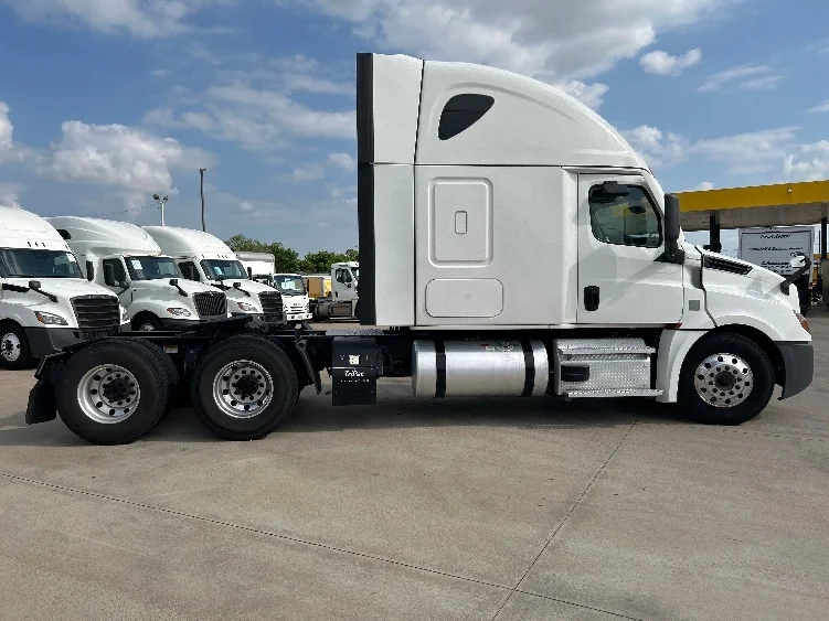 2021 Freightliner Cascadia in Dallas, TX — photo 8