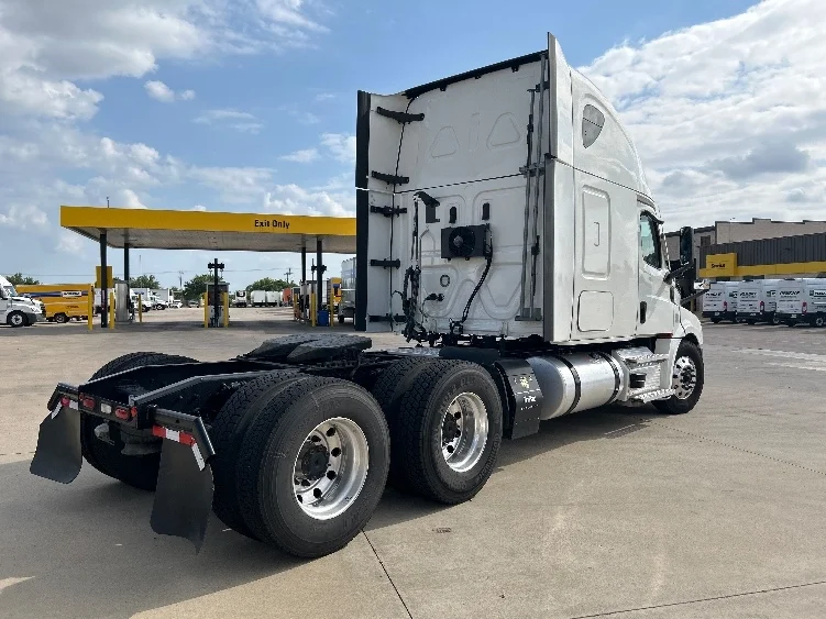 2021 Freightliner Cascadia in Dallas, TX — photo 7