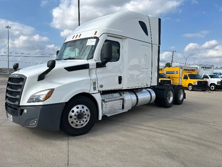 2021 Freightliner Cascadia in Dallas, TX — photo 3