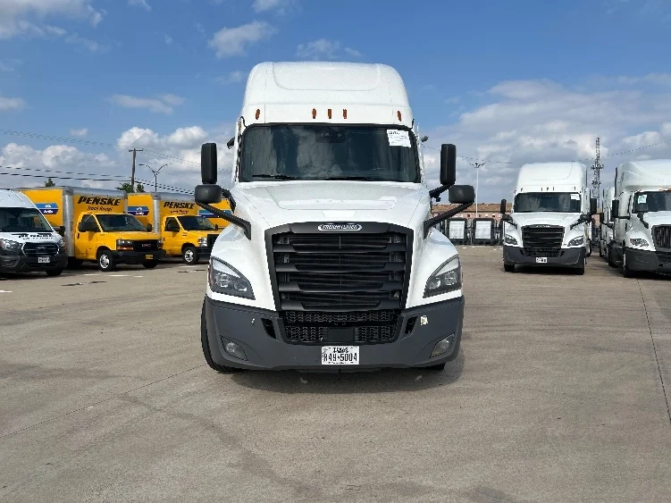 2021 Freightliner Cascadia in Dallas, TX — photo 2