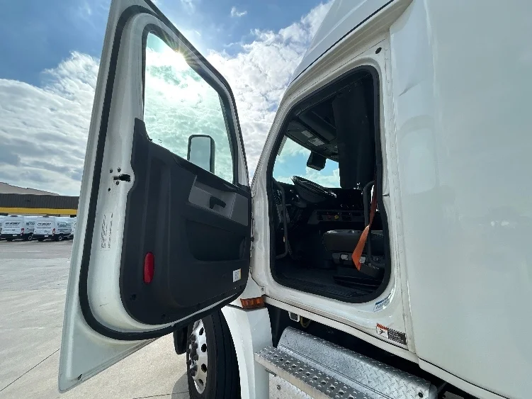 2021 Freightliner Cascadia in Dallas, TX — photo 9