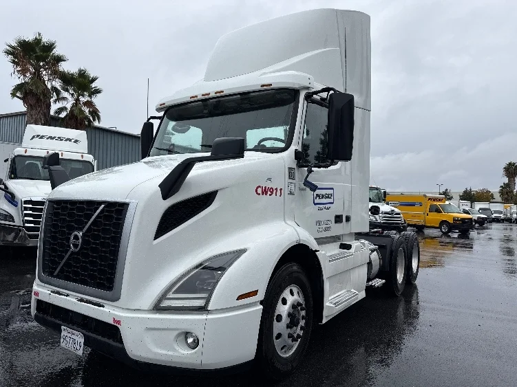 2020 Volvo VNR 640 in West Sacramento, CA — photo 3