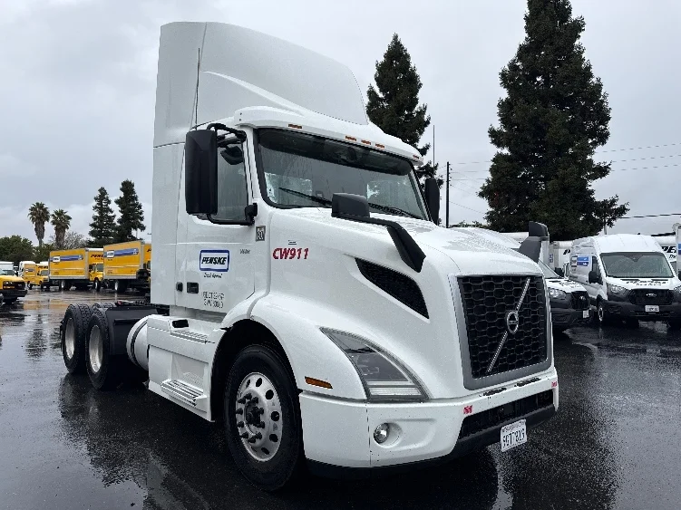 2020 Volvo VNR 640 in West Sacramento, CA