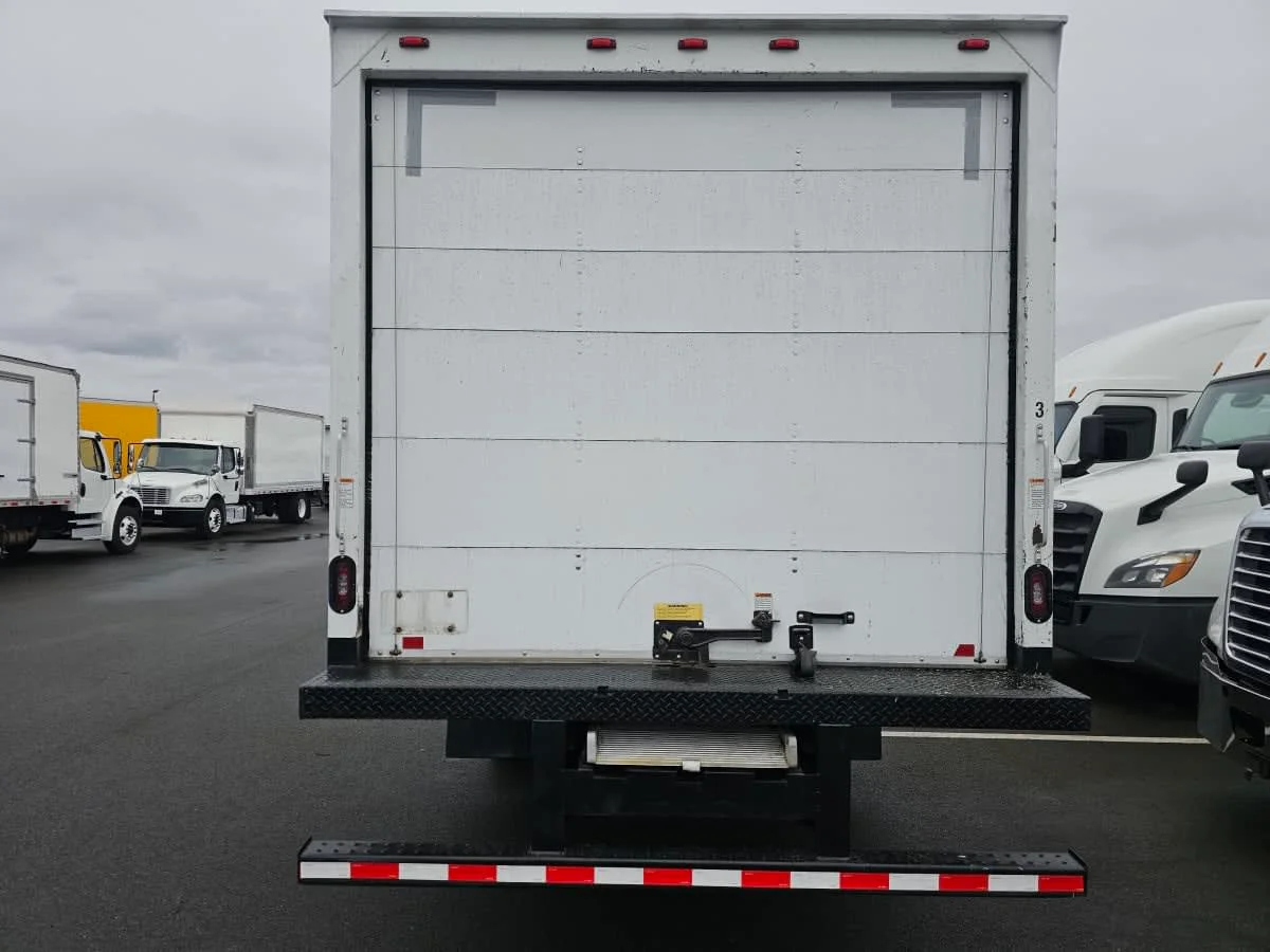2018 Isuzu NRR in Tacoma, WA — photo 5