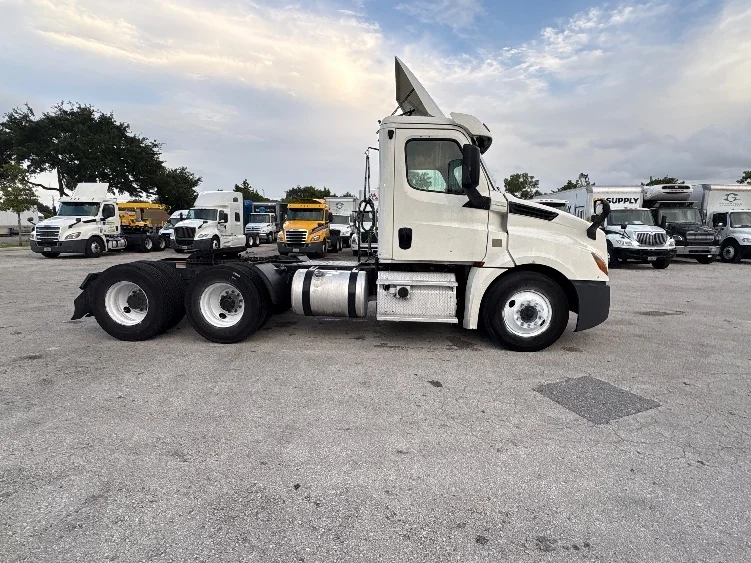 2019 Freightliner Cascadia in Pompano Beach, FL — photo 8