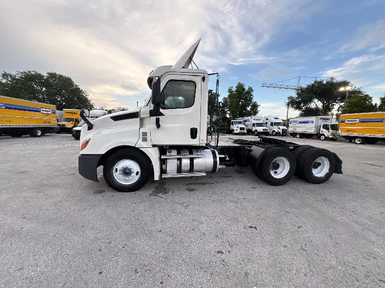 2019 Freightliner Cascadia in Pompano Beach, FL — photo 4
