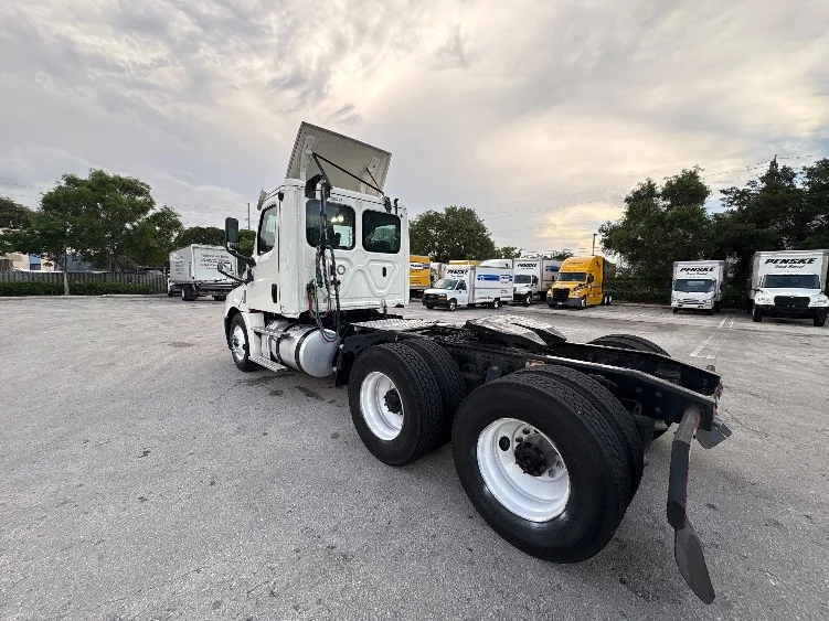2019 Freightliner Cascadia in Pompano Beach, FL — photo 5