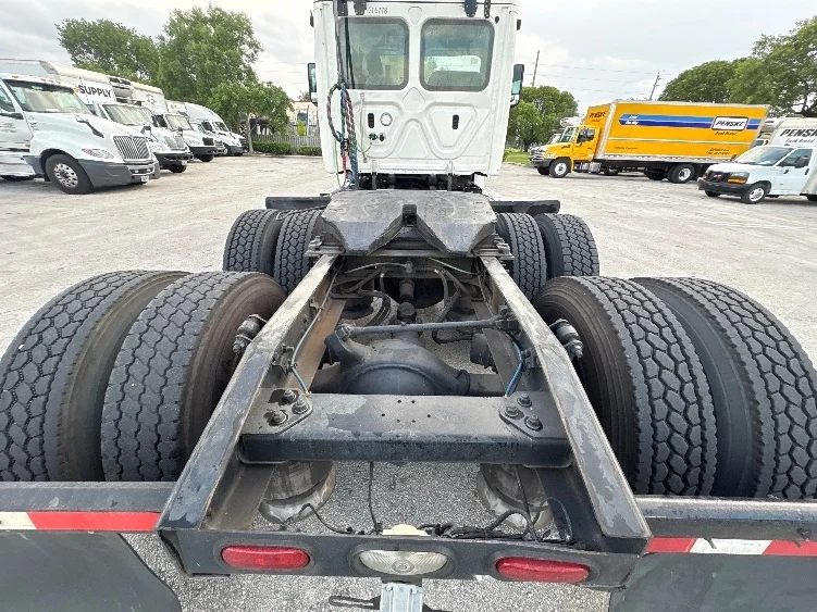 2019 Freightliner Cascadia in Pompano Beach, FL — photo 6