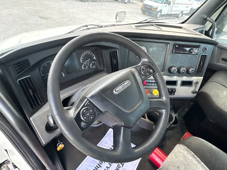 2019 Freightliner Cascadia in Pompano Beach, FL — photo 10