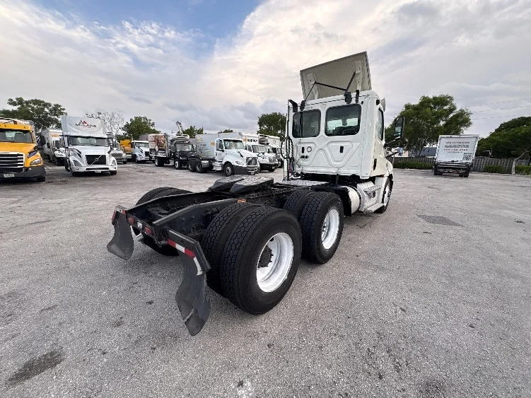 2019 Freightliner Cascadia in Pompano Beach, FL — photo 7