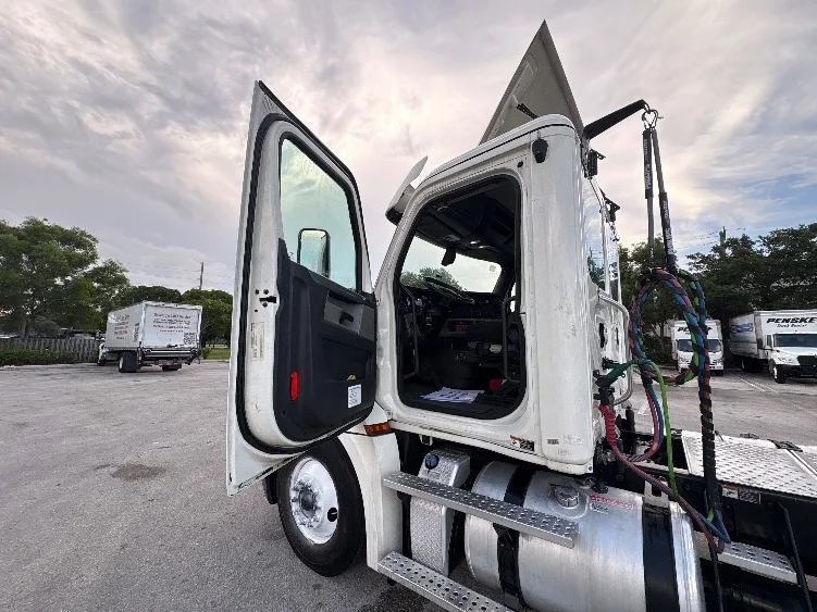2019 Freightliner Cascadia in Pompano Beach, FL — photo 9