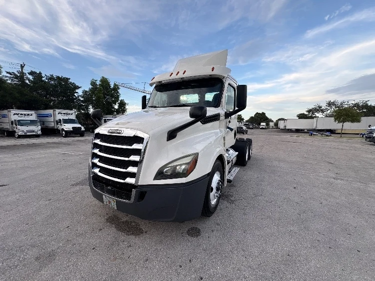 2019 Freightliner Cascadia in Pompano Beach, FL — photo 3