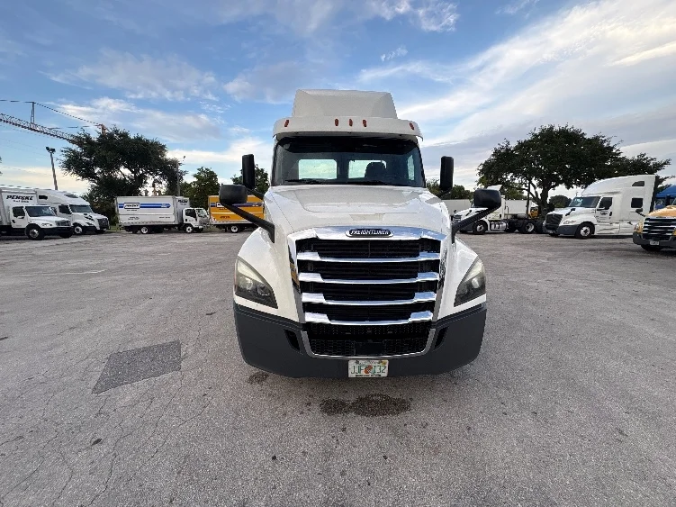 2019 Freightliner Cascadia in Pompano Beach, FL — photo 2