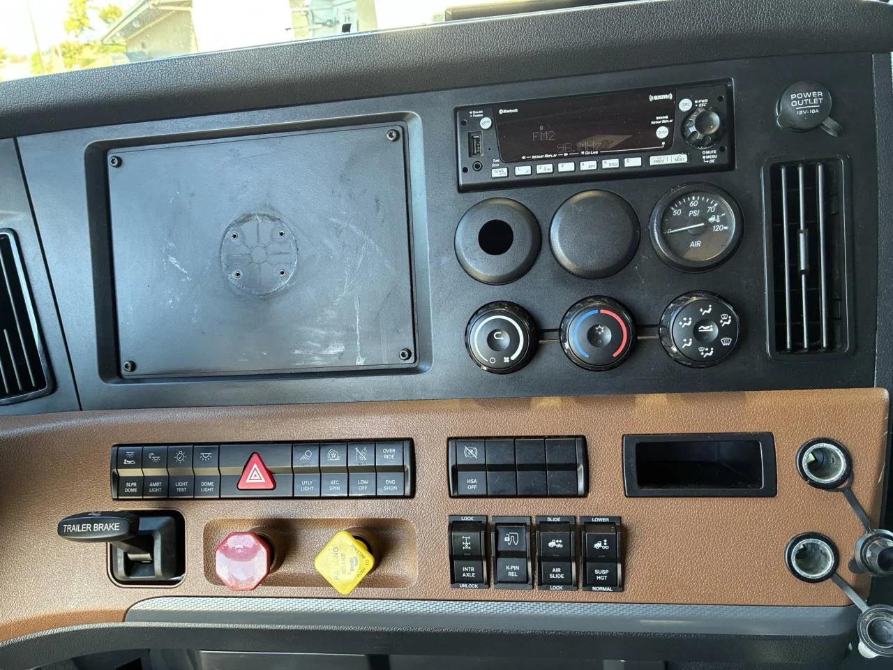 2022 Freightliner Cascadia in Pacific, WA — photo 10