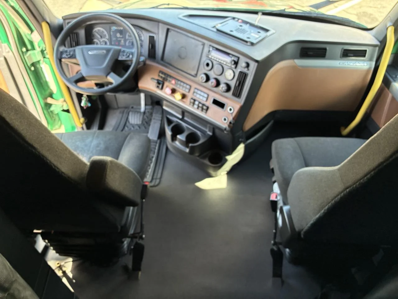 2022 Freightliner Cascadia in Pacific, WA — photo 9