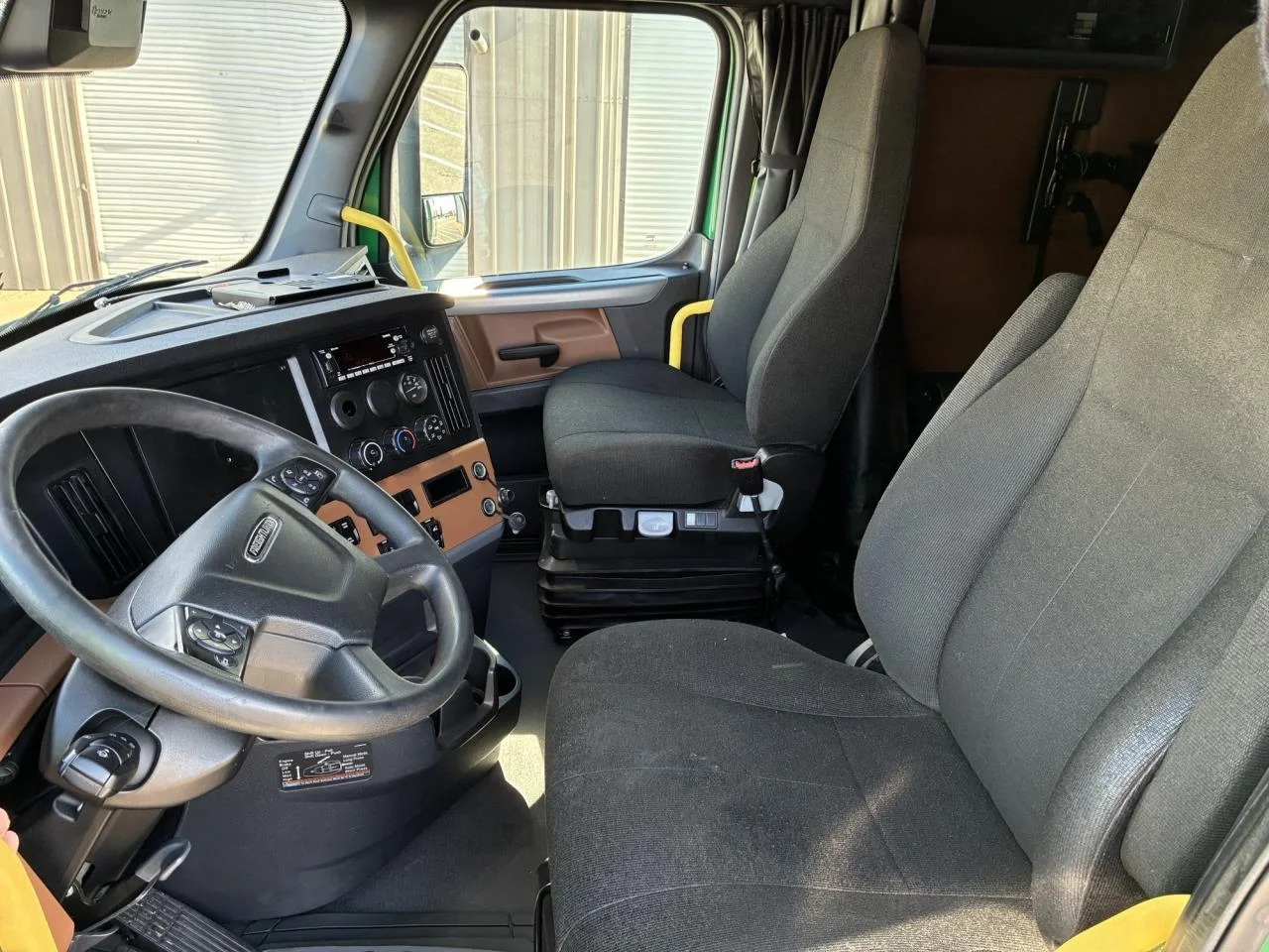 2022 Freightliner Cascadia in Pacific, WA — photo 7