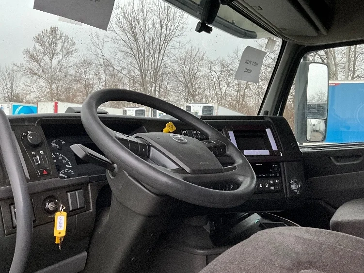 2022 Volvo VNL 760 - image 10