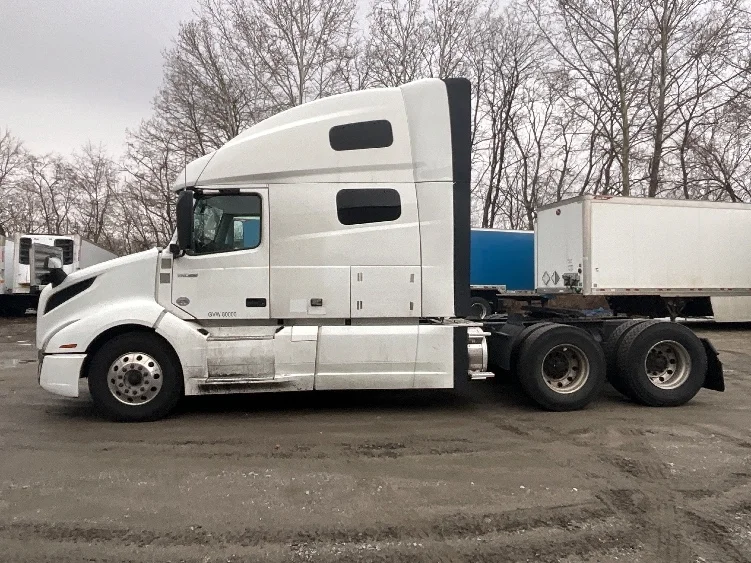 2022 Volvo VNL 760 - image 4
