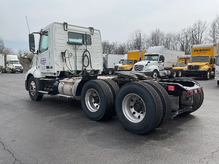 2019 Volvo VNL 300 in Plymouth, MI — photo 5