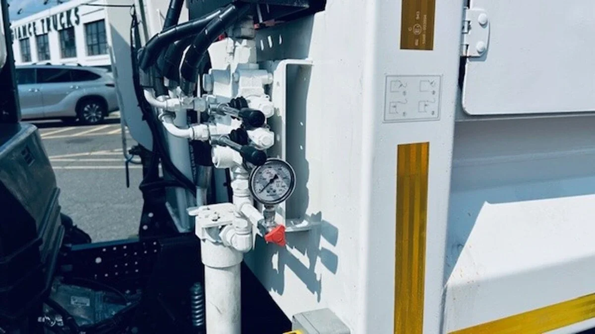 2025 Isuzu NRR - image 8