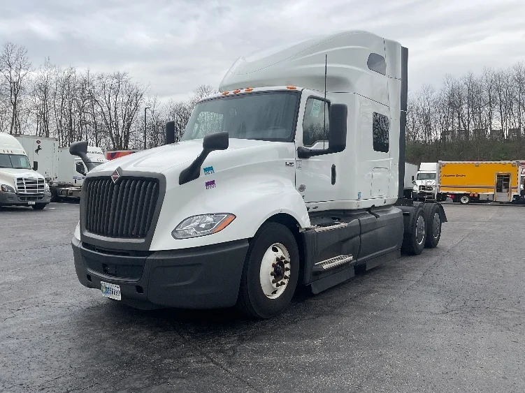 2023 International LT - image 3