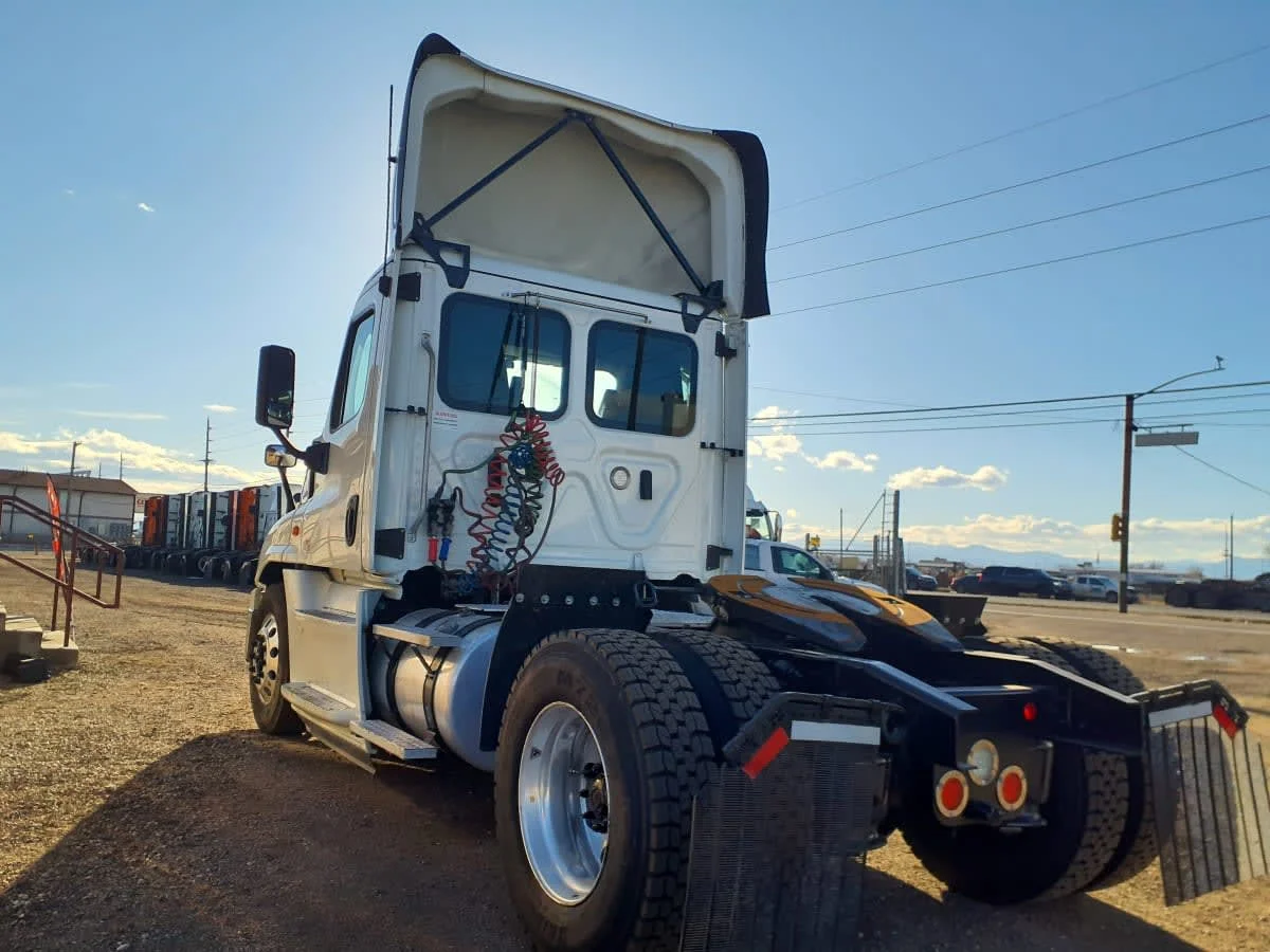 2019 Freightliner Cascadia in Commerce City, CO — photo 4