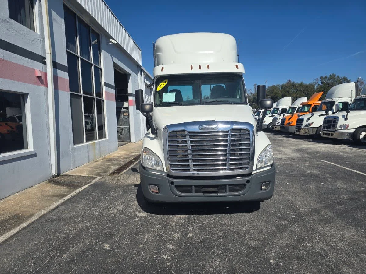 2019 Freightliner Cascadia - image 2