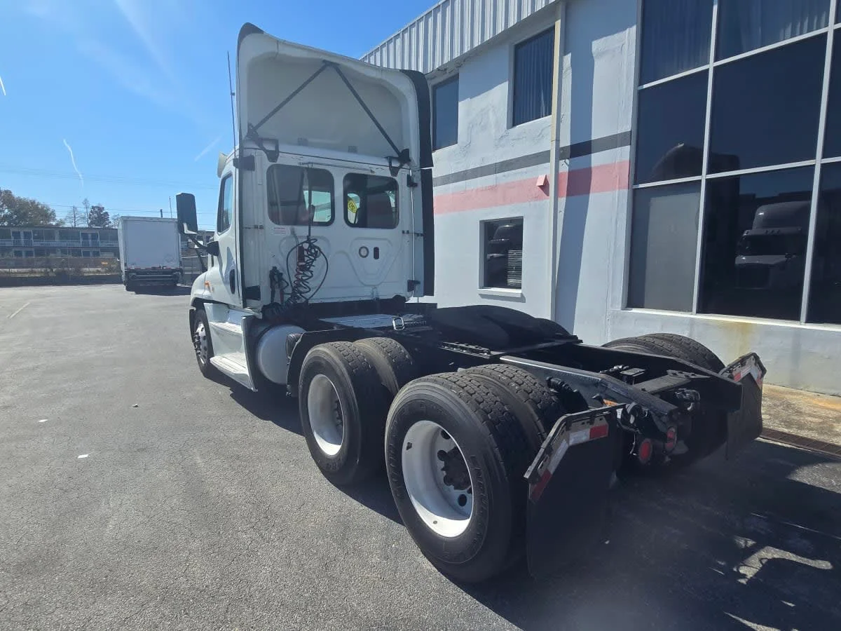 2019 Freightliner Cascadia - image 4