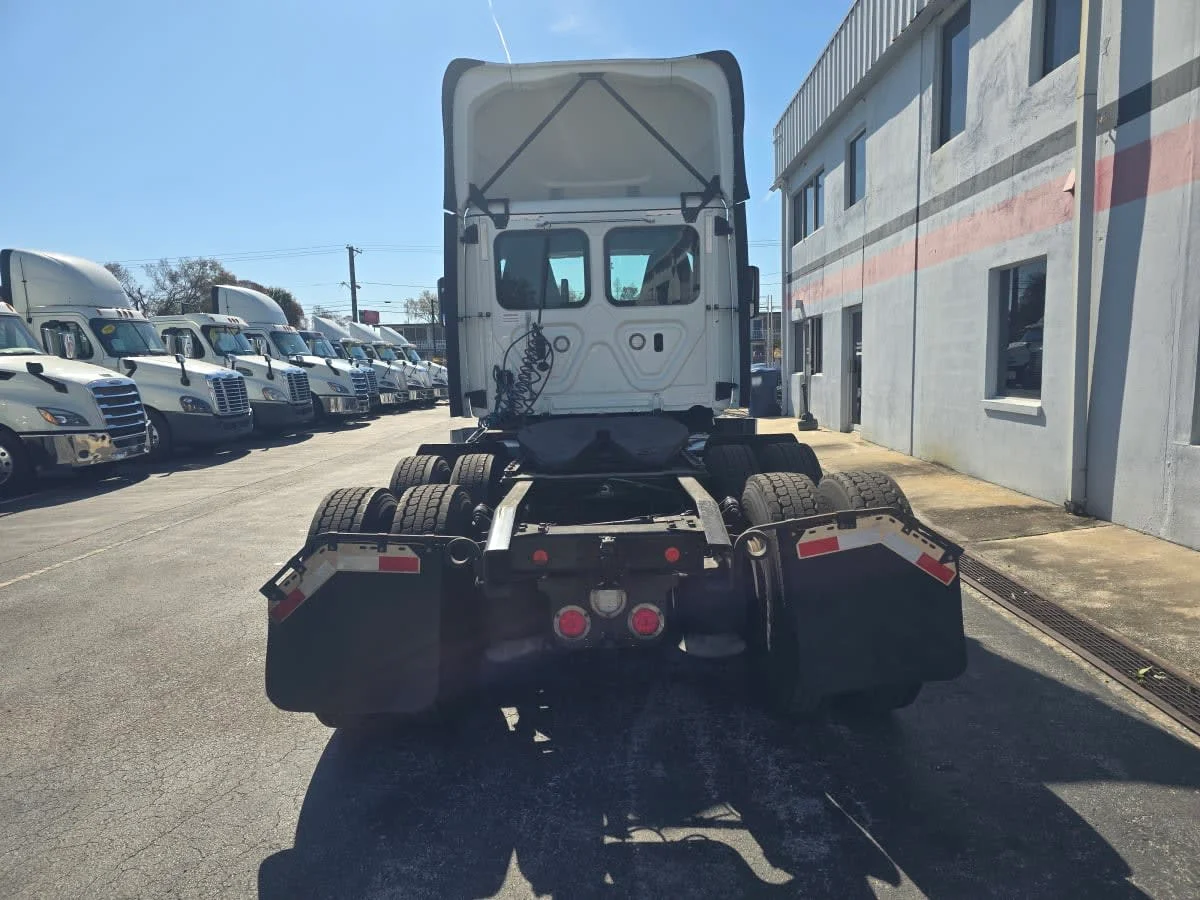 2019 Freightliner Cascadia - image 5