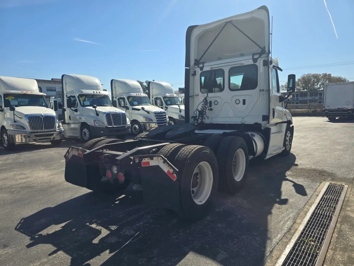 2019 Freightliner Cascadia - image 6