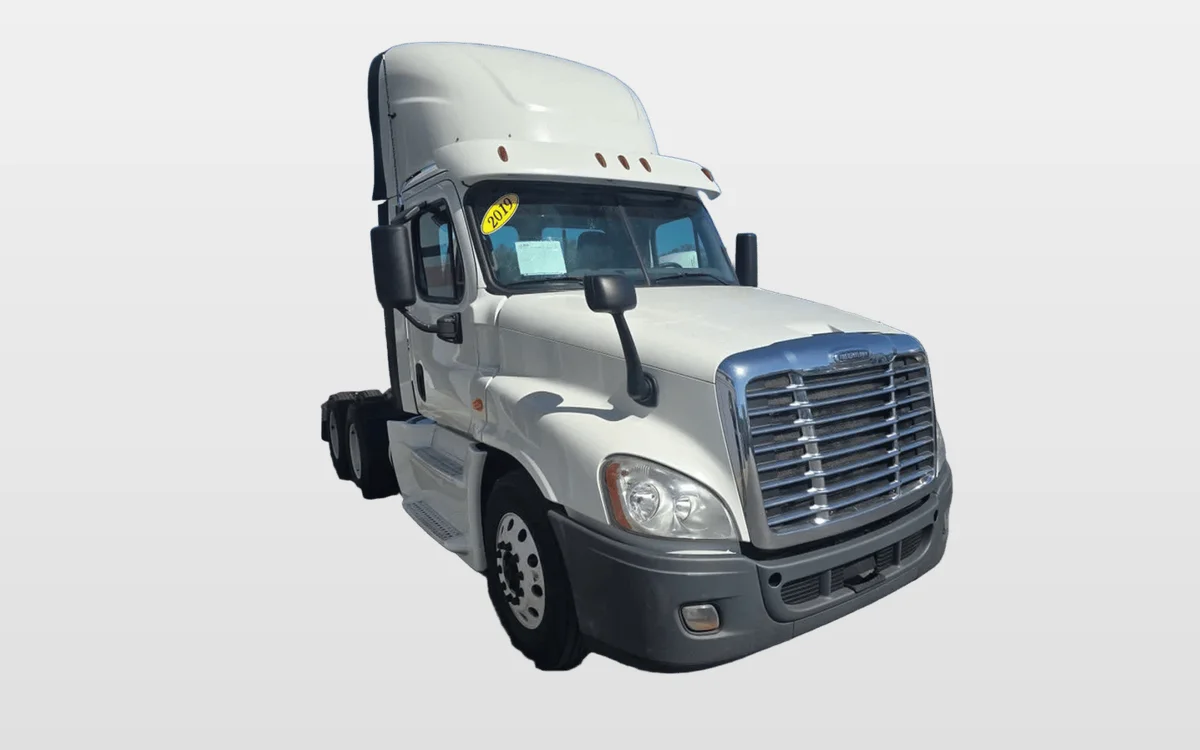 2019 Freightliner Cascadia - image 1