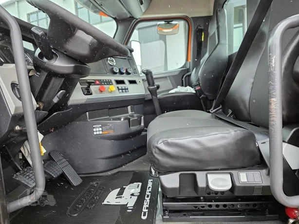 2019 Freightliner Cascadia - image 29