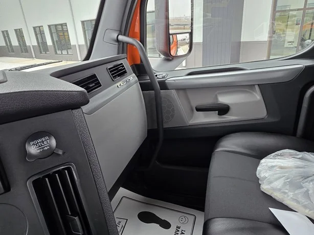 2019 Freightliner Cascadia - image 36