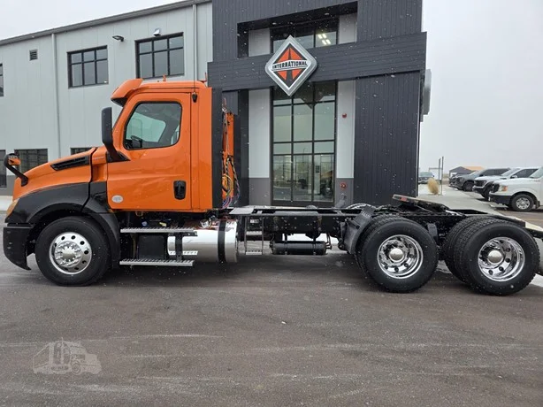 2019 Freightliner Cascadia - image 2